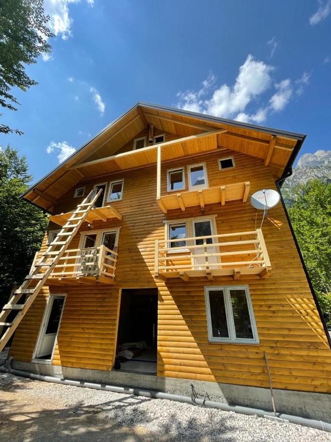 Adenisi Guesthouse Tropoje Екстериор снимка