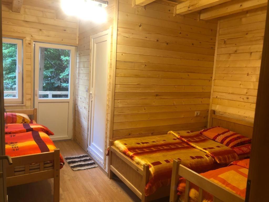 Adenisi Guesthouse Tropoje Екстериор снимка