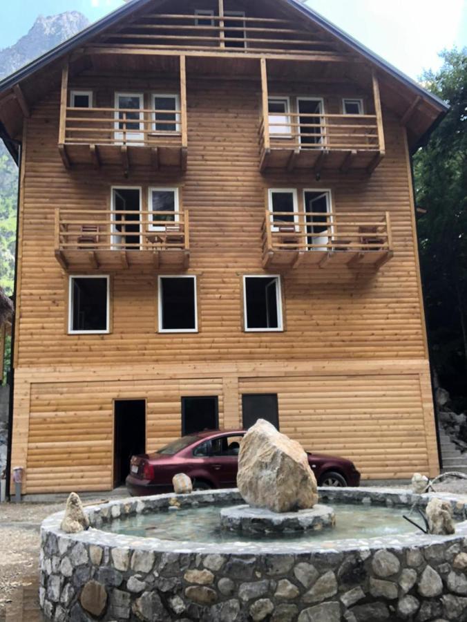 Adenisi Guesthouse Tropoje Екстериор снимка